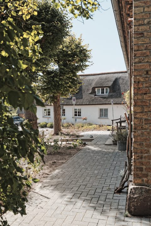 Bild: Schaprode ist eines der schönsten Dörfer auf der Insel Rügen. Unterwegs an der Dorfkirche - Lange Straße - in der Ortsmitte. NIKON D700 mit TAMRON SP 24-70mm F/2.8 Di VC USD. ISO 200 ¦ f/5,6 ¦ 35 mm ¦ 1/800 s ¦ kein Blitz. Klicken Sie auf das Bild um es zu vergrößern.