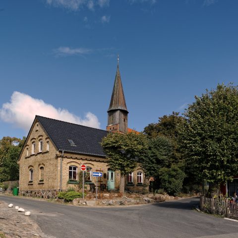 Bild: Die Kirche von Schaprode auf der Insel Rügen. NIKON D700 mit TAMRON SP 24-70mm F/2.8 Di VC USD. ISO 200 ¦ f/7,1 ¦ 24 mm ¦ 1/400 s ¦ kein Blitz. Klicken Sie auf das Bild um es zu vergrößern.