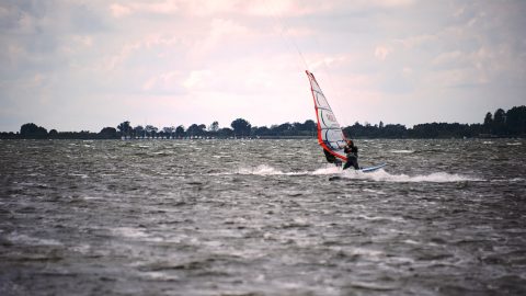 Bild: Surfer im Wieker Bodden bei Wiek auf der Insel Rügen. NIKON D700 mit AF-S NIKKOR 28-300 mm 1:3.5-5.6G ED. ISO 200 ¦ f/5,6 ¦ 300 mm ¦ 1/1000 s ¦ kein Blitz. Klicken Sie auf das Bild um es zu vergrößern.