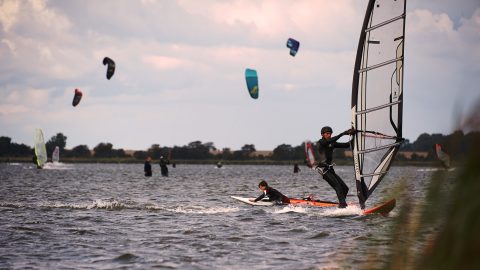 Bild: Surfer im Wieker Bodden bei Wiek auf der Insel Rügen. NIKON D700 mit AF-S NIKKOR 28-300 mm 1:3.5-5.6G ED. ISO 200 ¦ f/5,6 ¦ 300 mm ¦ 1/500 s ¦ kein Blitz. Klicken Sie auf das Bild um es zu vergrößern.