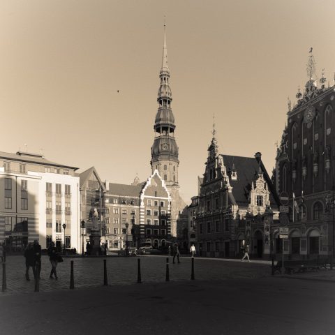 Bild: Wirklich wie um 1900. Das Schwarzhäupterhaus und die Peterskirche in Rīga. DxO FilmPack 5 Elite aus NIKON D700 RAW Datei.