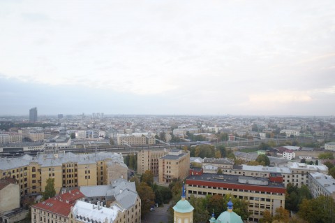 Bild: Dieses Foto von der Skyline der lettischen Metropole Rīga habe ich an einem frühen Morgen aufgenommen. Es ist dunstig und das Foto wirkt blass.