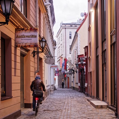 Bild: In der Altstadt von Rīga. OLYMPUS OM-D E-M1 mit LEICA DG SUMMILUX 25 mm / F1.4. ISO 1250 ¦ f/5,6 ¦ 25 mm ¦ 1/13 s ¦ kein Blitz. Klicken Sie auf das Bild um es zu vergrößern.