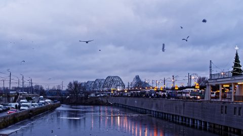 Bild: Der Zentrale Omnibusbahnhof in Rīga. OLYMPUS OM-D E-M1 mit LEICA DG SUMMILUX 25 mm / F1.4. ISO 1250 ¦ f/7,1 ¦ 25 mm ¦ 1/80 s ¦ kein Blitz. Klicken Sie auf das Bild um es zu vergrößern.