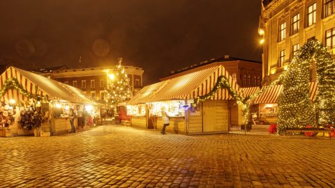 Bild: Weihnachtsmarkt auf dem Domplatz zu Rīga. OLYMPUS OM-D E-M1 mit M.ZUIKO DIGITAL ED 12‑40mm 1:2.8 ISO 200 ¦ f/7,1 ¦ 12 mm ¦ 2,5 s ¦ kein Blitz. Klicken Sie auf das Bild um es zu vergrößern.