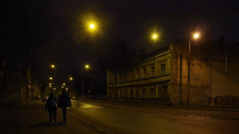 Bild: Nacht in der Moskauer Vorstadt in Rīga. OLYMPUS OM-D E-M1 mit M.ZUIKO DIGITAL ED 12‑40mm 1:2.8 ISO 6400 ¦ f/7,1 ¦ 12 mm ¦ 1/40 s ¦ kein Blitz. Klicken Sie auf das Bild um es zu vergrößern.