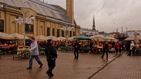 Bild: An den Zentralmarkthallen in der Moskauer Vorstadt in Rīga. OLYMPUS OM-D E-M1 mit M.ZUIKO DIGITAL ED 12‑40mm 1:2.8 ISO 640 ¦ f/7,1 ¦ 18 mm ¦ 1/160 s ¦ kein Blitz. Klicken Sie auf das Bild um es zu vergrößern.