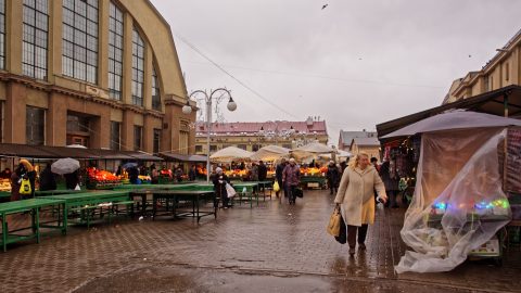 Bild: An den Zentralmarkthallen in der Moskauer Vorstadt in Rīga. OLYMPUS OM-D E-M1 mit M.ZUIKO DIGITAL ED 12‑40mm 1:2.8 ISO 640 ¦ f/4,5 ¦ 12 mm ¦ 1/200 s ¦ kein Blitz. Klicken Sie auf das Bild um es zu vergrößern.