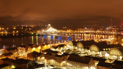 Bild: Rīga bei Nacht. Blick auf die Daugava mit der neuen Nationalbibliothek. OLYMPUS OM-D E-M1 mit LEICA DG SUMMILUX 25 mm / F1.4. ISO 200 ¦ f/11 ¦ 25 mm ¦ 25 s ¦ kein Blitz. Klicken Sie auf das Bild um es zu vergrößern.