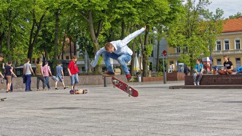 Bild: Skater aud dem Kathedralenplatz in Vilnius. OLYMPUS OM-D E-M1 mitM.ZUIKO DIGITAL ED 40‑150mm 1:2.8 PRO ISO 200 ¦ f/5,6 ¦ 40 mm ¦ 1/400 s ¦ kein Blitz. Klicken Sie auf das Bild um es zu vergrößern.