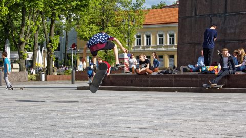 Bild: Skater aud dem Kathedralenplatz in Vilnius. OLYMPUS OM-D E-M1 mitM.ZUIKO DIGITAL ED 40‑150mm 1:2.8 PRO ISO 200 ¦ f/5,6 ¦ 50 mm ¦ 1/800 s ¦ kein Blitz. Klicken Sie auf das Bild um es zu vergrößern.