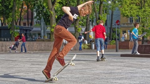 Bild: Skater aud dem Kathedralenplatz in Vilnius. OLYMPUS OM-D E-M1 mitM.ZUIKO DIGITAL ED 40‑150mm 1:2.8 PRO ISO 200 ¦ f/5,6 ¦ 60 mm ¦ 1/1000 s ¦ kein Blitz.