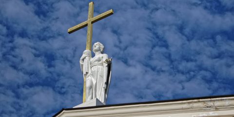 Bild: Ein Schnappschuss - Kreuz auf der Kathedrale von Vilnius. OLYMPUS OM-D E-M1 mitM.ZUIKO DIGITAL ED 40‑150mm 1:2.8 PRO ISO 200 ¦ f/2,8 ¦ 50 mm ¦ 1/8000 s ¦ kein Blitz. Klicken Sie auf das Bild um es zu vergrößern.