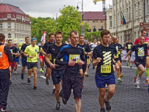 Bild: Vilnius Halbmarathon Mai 2015 DNB | NIKE WE RUN VILNIUS. OLYMPUS OM-D E-M1 mitM.ZUIKO DIGITAL ED 40‑150mm 1:2.8 PRO ISO 200 ¦ f/2,8 ¦ 50 mm ¦ 1/1000 s ¦ kein Blitz. Klicken Sie auf das Bild um es zu vergrößern.