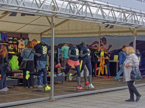 Bild: Vilnius Halbmarathon Mai 2015 DNB | NIKE WE RUN VILNIUS. OLYMPUS OM-D E-M1 mitM.ZUIKO DIGITAL ED 40‑150mm 1:2.8 PRO ISO 200 ¦ f/5,6 ¦ 40 mm ¦ 1/125 s ¦ kein Blitz. Klicken Sie auf das Bild um es zu vergrößern.