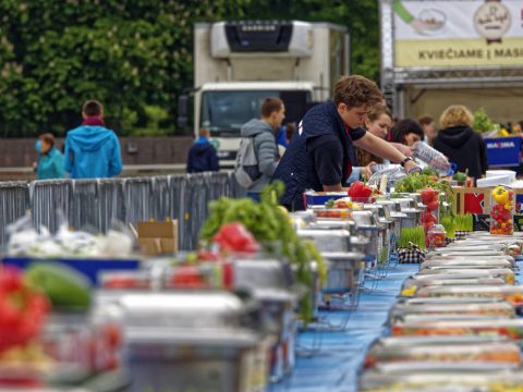 Bild: Vilnius Halbmarathon Mai 2015 DNB | NIKE WE RUN VILNIUS. OLYMPUS OM-D E-M1 mitM.ZUIKO DIGITAL ED 40‑150mm 1:2.8 PRO ISO 200 ¦ f/5,6 ¦ 150 mm ¦ 1/400 s ¦ kein Blitz. Klicken Sie auf das Bild um es zu vergrößern.