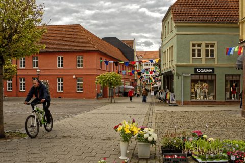 Bild: Die Altstadt von Aschersleben am Tag vor Karfreitag. Krügerbrücke. NIKON D810 mit ZEISS Distagon T* 1,4/35. ISO 200 ¦ f/7.1 ¦ 35 mm ¦ 1/250 s ¦ kein Blitz. Klicken Sie auf das Bild um es zu vergrößern.