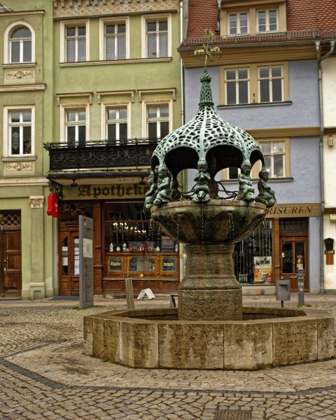 Bild: Der Marktbrunnen in der Altstadt von Aschersleben am Tag vor Karfreitag. Die Marktstrasse. NIKON D810 mit ZEISS Distagon T* 1,4/35. ISO 200 ¦ f/7.1 ¦ 35 mm ¦ 1/1250 s ¦ kein Blitz. Klicken Sie auf das Bild um es zu vergrößern.