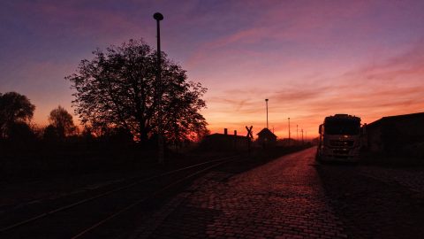 Bild: Ein Sonnenuntergang im Spätherbst in Klostermansfeld im Landkreis Mansfeld-Südharz. OLYMPUS OM-D E-M1 mit M.ZUIKO DIGITAL ED 12‑40mm 1:2.8 ISO 3200 ¦ f/7.1 ¦ 12 mm ¦ 1/50 s ¦ kein Blitz. Klicken Sie auf das Bild um es zu vergrößern.