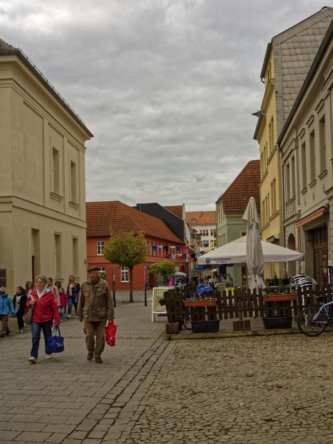 Bild: Die Altstadt von Aschersleben am Tag vor Karfreitag. Vor den Osterfeiertagen war die Altstadt mit ihren zahlreichen Geschäften und dem Wochenmarkt ziemlich belebt. Krügerbrücke. NIKON D810 mit ZEISS Distagon T* 1,4/35. ISO 200 ¦ f/7.1 ¦ 35 mm ¦ 1/400 s ¦ kein Blitz. Klicken Sie auf das Bild um es zu vergrößern.