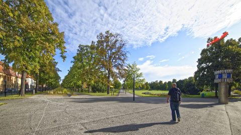 Bild: Unterwegs im LaGa Park in Aschersleben mit der NIKON D810 und dem Weitwinkelobjektiv irix 11 mm f/4.0. Die leichten Weitwinkelverzeichnungen wurden mit DxO Optics Pro 11 korrigiert. Die Lensflares der von schräg rechts einfallenden Sonne sind deutlich zu sehen.<br /> NIKON D810 mit irix 11 mm f/4.0.<br /> ISO 200 ¦ f/18 ¦ 11 mm ¦ 1/200 s ¦ kein Blitz.<br /> Klicken Sie auf das Bild um es zu vergrößern.