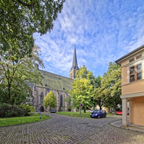 Bild: An der Kirche St. Stephani in Aschersleben mit der NIKON D810 und dem Weitwinkelobjektiv irix 11 mm f/4.0. Die leichten Weitwinkelverzeichnungen wurden mit DxO Optics Pro 11 korrigiert. Die Entfernung vom Standort des Fotografen zur Kirchenmauer beträgt etwa 50 Meter. NIKON D810 mit irix 11 mm f/4.0. ISO 200 ¦ f/7.1 ¦ 11 mm ¦ 1/250 s ¦ kein Blitz. Klicken Sie auf das Bild um es zu vergrößern.