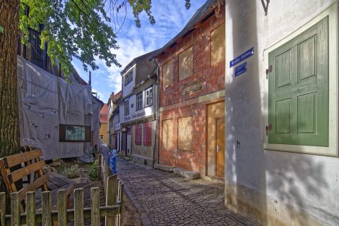 Bild: Immer wieder einer meiner Lieblingsplätze in Aschersleben. Der Halken. NIKON D810 mit Weitwinkelobjektiv irix 11 mm f/4.0. Die leichten Weitwinkelverzeichnungen wurden mit DxO Optics Pro 11 korrigiert. Bei den beengten Verhältnissen kann das Weitwinkelobjektiv seine Stärken voll ausspielen. NIKON D810 mit irix 11 mm f/4.0. ISO 200 ¦ f/7.1 ¦ 11 mm ¦ 1/200 s ¦ kein Blitz. Klicken Sie auf das Bild um es zu vergrößern.