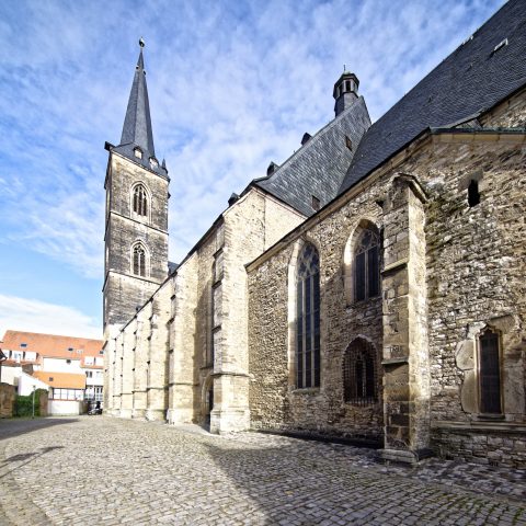 Bild: Noch einmal die Kirche St. Stephani in Aschersleben mit der NIKON D810 und dem Weitwinkelobjektiv irix 11 mm f/4.0. Eine Korrektur der Weitwinkelverzeichnungen habe ich nicht für erforderlich gehalten. Die Entfernung vom Standort des Fotografen zum Kirchturm beträgt etwa 50 Meter. NIKON D810 mit irix 11 mm f/4.0. ISO 200 ¦ f/9 ¦ 11 mm ¦ 1/400 s ¦ kein Blitz. Klicken Sie auf das Bild um es zu vergrößern.