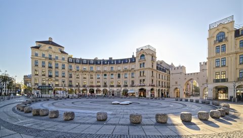 Bild: Der Stachus in München am frühen Morgen des 30.04.2017. Nikon D810 mit irix 15mm f/2.4 BlackstoneI. SO 200 ¦ f/7.1 ¦ 15 mm ¦ 1/400 s ¦ kein Blitz. Klicken Sie auf das Bild um es zu vergrößern.