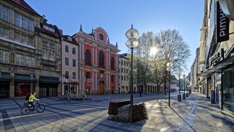 Bild: Fußgängerzone Neuhauser Straße in München am frühen Morgen des 30.04.2017. Nikon D810 mit irix 15mm f/2.4 Blackstone. ISO 200 ¦ f/7.1 ¦ 15 mm ¦ 1/400 s ¦ kein Blitz. Klicken Sie auf das Bild um es zu vergrößern.