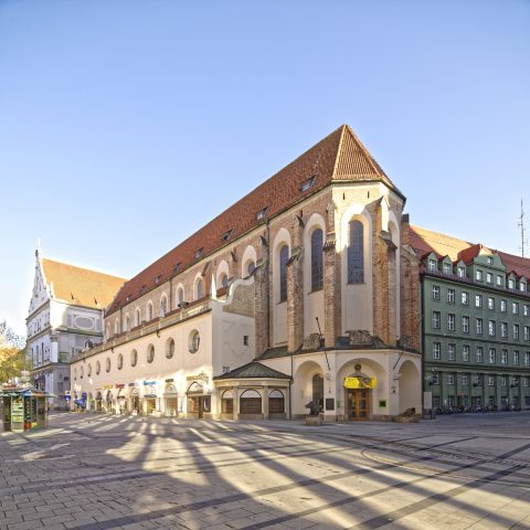 Bild: Das Jagd- und Fischereimuseum am Übergang von der Kaufinger in die Neuhauser Straße in München am frühen Morgen des 30.04.2017. Nikon D810 mit irix 15mm f/2.4 Blackstone. ISO 200 ¦ f/7.1 ¦ 15 mm ¦ 1/160 s ¦ kein Blitz. Klicken Sie auf das Bild um es zu vergrößern.