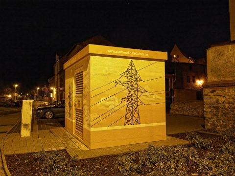 Bild: Hettstedt im Landkreis Mansfeld-Südharz. Trafohaus am historischen Luisenplatz. Low Light High ISO Shot mit OLYMPUS PEN-F und Objektiv PANASONIC LEICA DG SUMMILUX 15 mm f/1.7. ISO 6400 ¦ f/5.6 ¦ 1/20s. 12 Bit RAW Foto entwickelt mit DXO PhotoLab 2 und PRIME Rauschminderung.