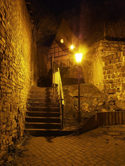 Bild: Hettstedt im Landkreis Mansfeld-Südharz. Am historischen Kupferberg. Low Light High ISO Shot mit OLYMPUS PEN-F und Objektiv PANASONIC LEICA DG SUMMILUX 15 mm f/1.7. ISO 6400 ¦ f/9.0 ¦ 1/8s. 12 Bit RAW Foto entwickelt mit DXO PhotoLab 2 und PRIME Rauschminderung.