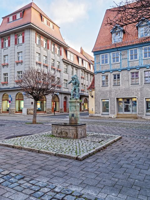 Bild: Im Zentrum von Ascherleben im Landkreis Aschersleben-Staßfurt Ende Dezember 2018. Die OLYMPUS PEN-F macht auch bei nicht optimalen Lichtverhältnissen knackige und farbenfrohe Fotos. OLYMPUS PEN-F und Objektiv PANASONIC LEICA DG SUMMILUX 15 mm f/1.7. ISO 200 ¦ f/5.6 ¦ 1/10s. 12 Bit RAW Foto entwickelt mit DXO PhotoLab 2.