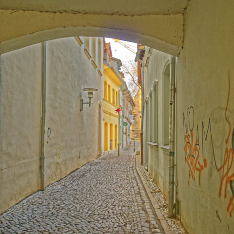 Bild: Aschersleben -Durchgang von der Breiten Straße zum Scharren. OLYMPUS PEN-F und LEICA DG SUMMILUX 1.7 / 15mm. ISO 200 ¦ f/5.6 ¦ 15 mm ¦ 1/10 s ¦ kein Blitz.