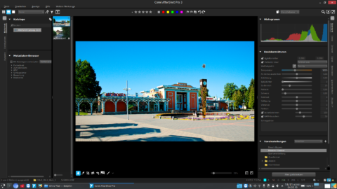 Bild: In der Standardeinstellung von Aftershot Pro 3.5 passen die Schieberegler und das Histogramm nicht ganz in das Hauptfenster.