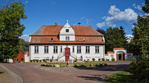 Bild: Das Gutshaus Groß Schoritz ist das Geburtshaus des Dichters und Historikers Ernst Moritz Arndt. Klicken Sie auf da Bild um es zu vergrößern.