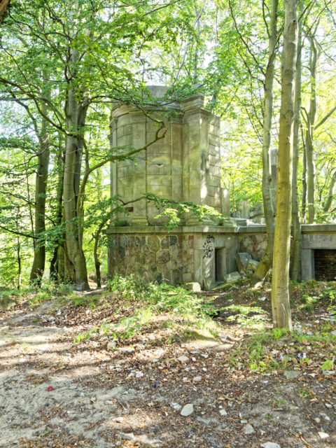 Bild: Die Ruinen des Schlosses Dwasieden am Klocker Ufer in der Nähe des Hafens von Sassnitz. Blick auf den nordöstlichen Pavillon des Schlosses. Klicken Sie auf das Bild um es zu vergrößern.