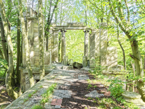 Bild: Die Ruinen des Schlosses Dwasieden am Klocker Ufer in der Nähe des Hafens von Sassnitz. Blick auf den nordöstlichen Pavillon des Schlosses. Klicken Sie auf das Bild um es zu vergrößern.