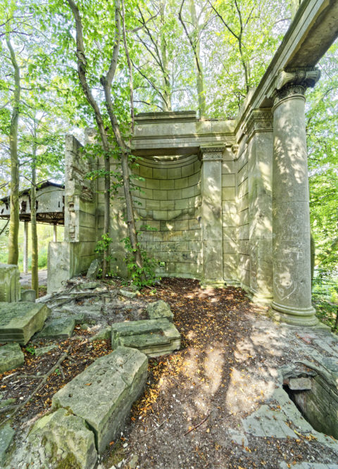 Bild: DBild: Die Ruinen des Schlosses Dwasieden am Klocker Ufer in der Nähe des Hafens von Sassnitz. Blick auf den nordöstlichen Pavillon des Schlosses. Klicken Sie auf das Bild um es zu vergrößern.ie Ruinen des Schlosses Dwasieden am Klocker Ufer in der Nähe des Hafens von Sassnitz. Blick auf den nordöstlichen Pavilon des Schlosses. Klicken Sie auf das Bild um es zu vergrößern.