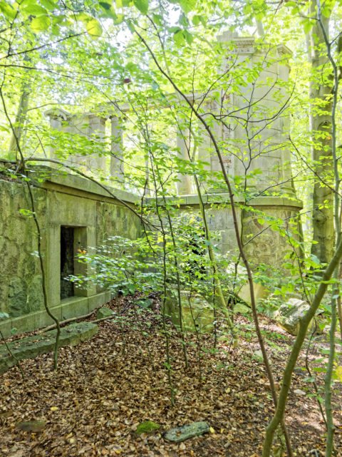 Bild: Die Ruinen des Schlosses Dwasieden am Klocker Ufer in der Nähe des Hafens von Sassnitz. Blick auf den südwestlichen Pavillon des Schlosses. Klicken Sie auf das Bild um es zu vergrößern.