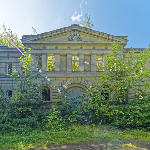 Bild: Die Ruinen des Schlosses Dwasieden am Klocker Ufer in der Nähe des Hafens von Sassnitz. Blick auf das Portal des Marstall. Klicken Sie auf das Bild um es zu vergrößern.