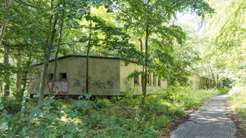 Bild: Baracke aus der Zeit des 18. Marinepionierbataillon der NVA auf dem ehemals militärisch genutzten Areal des Schlosses Dwasieden in der Nähe des Hafens von Sassnitz. Klicken Sie auf das Bild um es zu vergrößern.