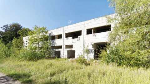 Bild: Gebäude aus der Zeit des 18. Marinepionierbataillon 19 der NVA auf dem ehemals militärisch genutzten Areal des Schlosses Dwasieden in der Nähe des Hafens von Sassnitz. Klicken Sie auf das Bild um es zu vergrößern.