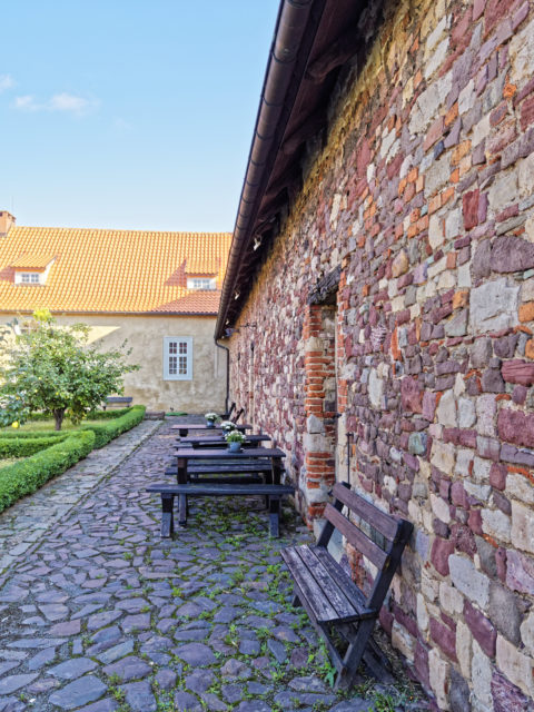 Bild: Ehemaliges Wirtschaftsgebäude der Konradsburg bei Ermsleben (Stadt Falkenstein im Harz) im Unterharz. Klicken Sie auf das Bild um es zu vergrößern.