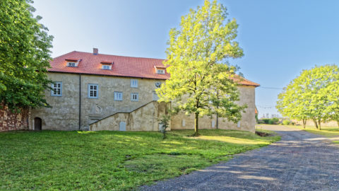 Bild: Wohngebäude der Konradsburg bei Ermsleben (Stadt Falkenstein im Harz) im Unterharz. Klicken Sie auf das Bild um es zu vergrößern.