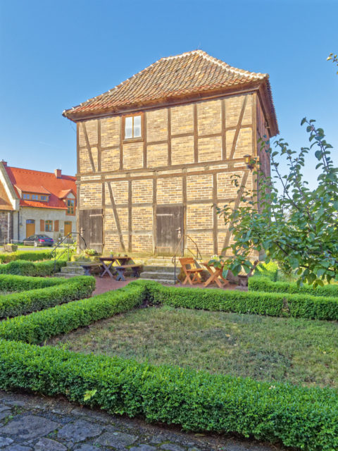 Bild: Das Brunnenhaus der Konradsburg bei Ermsleben (Stadt Falkenstein im Harz) im Unterharz. Das Wasser wurde mittels eines Eseltretrades (Göpel) aus 45 Meter Tiefe gefördert. Klicken Sie auf das Bild um es zu vergrößern.