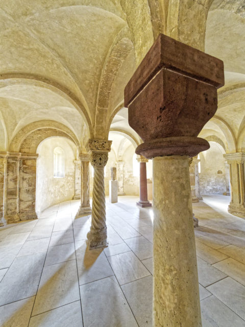 Bild: In der Krypta der Kirche der Konradsburg bei Ermsleben (Stadt Falkenstein im Harz) im Unterharz. Klicken Sie auf das Bild um es zu vergrößern.