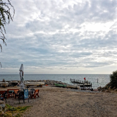 Bild: Im Hafen des Fischerdorfes Vitt auf Rügen. Die Menschen hier haben einst vom Fang der Ostseeheringe gelebt. Heute hat der Hafen eher einen touristischen Charakter. Klicken Sie auf das Bild um es zu vergrößern.