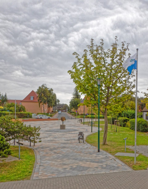 Bild: Platz vor dem Heimat- und Marinemuseum in der Schulstraße 19 in Dranske auf der Insel Rügen. Klicken Sie auf da Bild um es zu vergrößern.